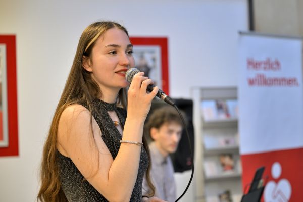 ausstellungseroeffnung-13ED3889DC-AA2C-731C-5015-E334DED0393C.jpg